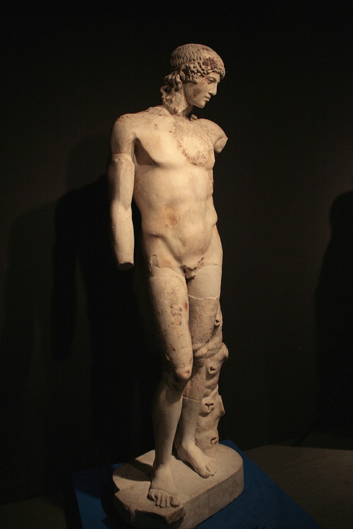 El llamado "Apolo del Tíber". Mármol, copia romana después de un original griego fechado ca. 450 aC,  Museo Nacional de Roma - Palazzo Massimo alle Terme Fidias