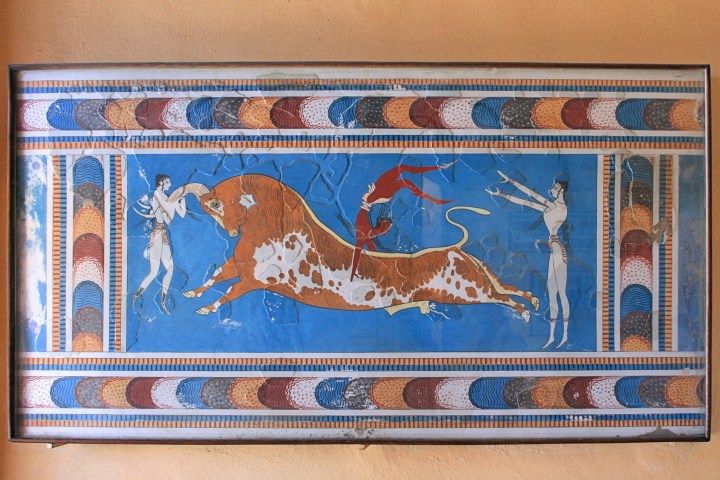 El juego del toro, fresco en el palacio minoico de Knossos en la isla griega de Creta (El original está en el Museo Arqueológico de Heraklion )