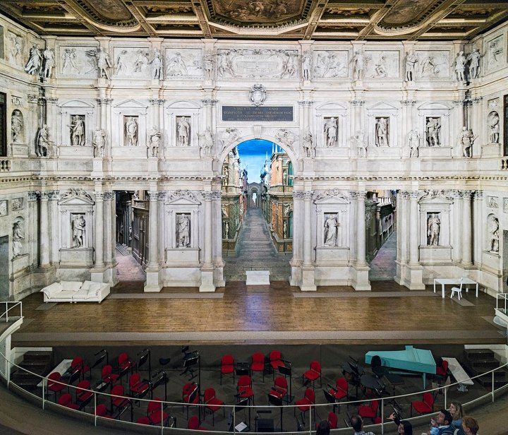 1197px-Interior_of_Teatro_Olimpico_(Vicenza)_scena_