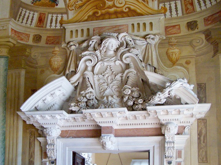 Rotonda_broken_pediment