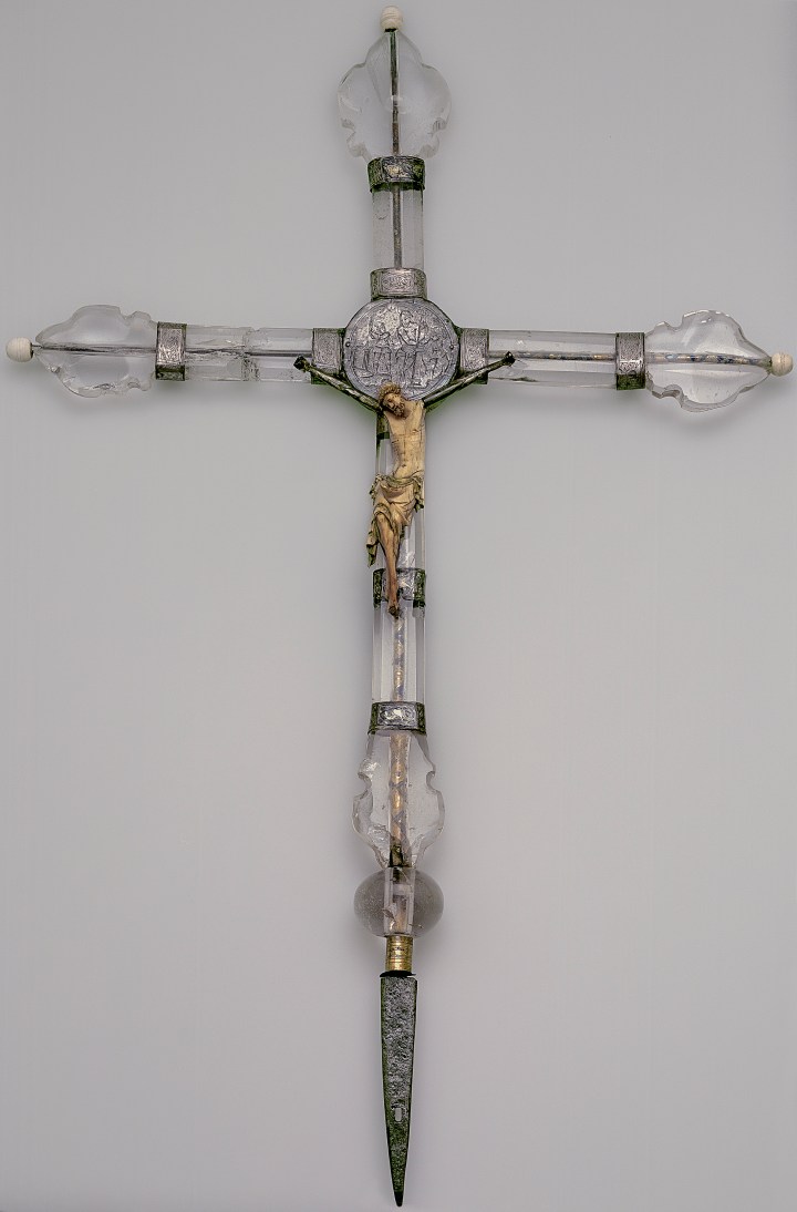 Cristo de marfil sobre una cruz de cristal de roca