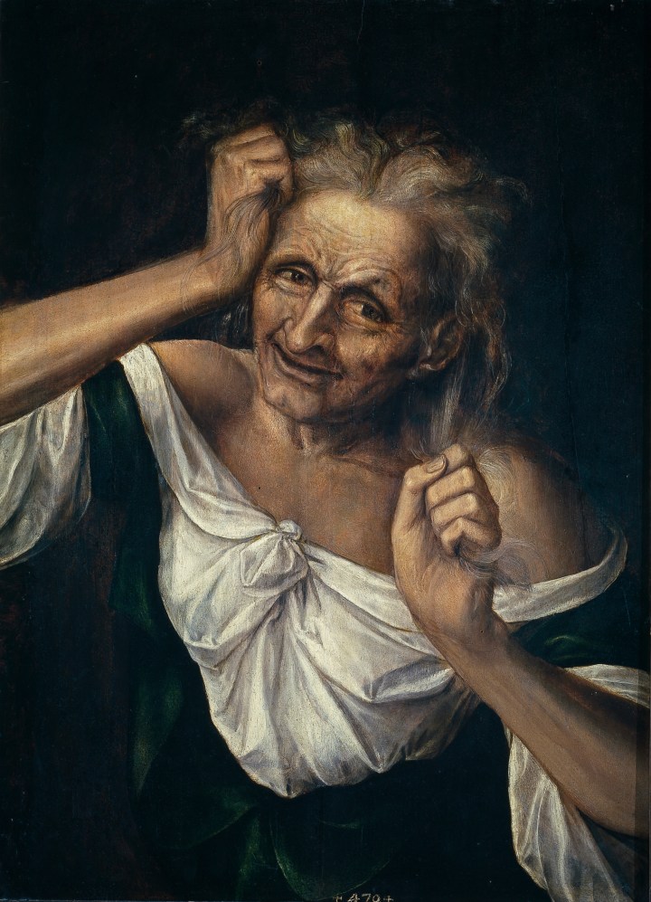 Vieja mesándose los cabellos