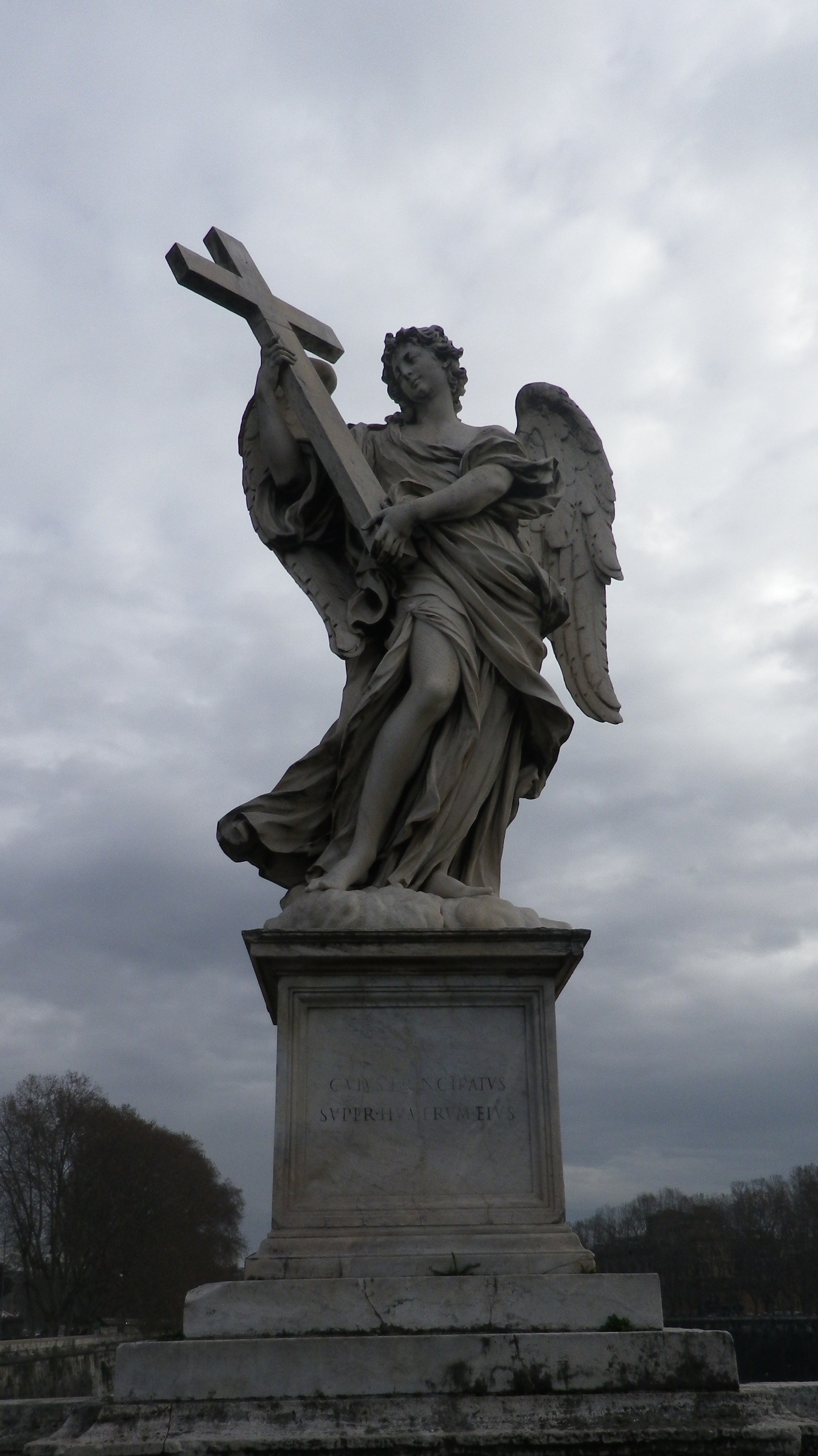 Ángel con la cruz (Ercole Ferrata, inscripción "Cuius principatus super humerum eius").