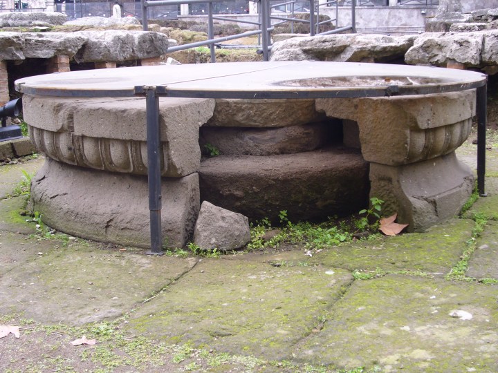 Donario -Área Sacra de San Omobono-