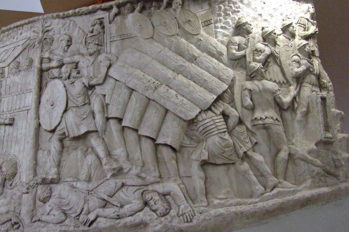 Roman_turtle_formation_on_trajan_column