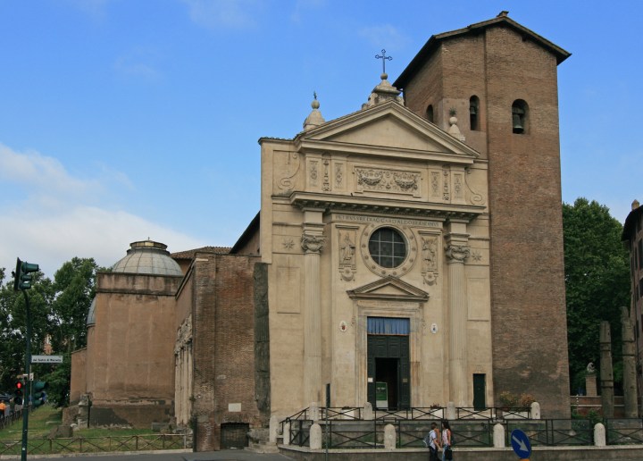 San Nicola in Carcere: Fue construida sobre las ruinas del Foro Olitorio (Forum Olitorium) y sus templos del período republicano dedicados a Juno, Spes y Jano, que fueron convertidos en cárcel (de ahí in Carcere) y posteriormente en iglesia. La tradición, a partir del siglo XIV, la identificaba con la Cárcel Tulliano pero era debido a una errónea interpretación, ya que esa cárcel era de la época bizantina.