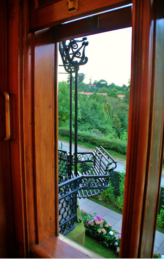 Interior (11). Algunos otros elementos resultan curiosos para la época, como las ventanas de guillotina, o los balcones-tribunas, atractivos por sus pérgolas de hierro forjado y sus bancos-barandillas.