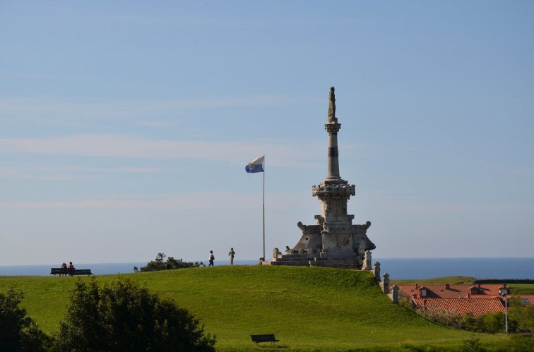 Monumento al Marqués de Comillas, (1890). Cristóbal Cascante junto a Lluís Domènech i Montaner.