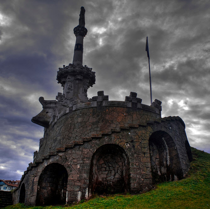 Monumento al Marqués de Comillas, (1890). Cristóbal Cascante junto a Lluís Domènech i Montaner.