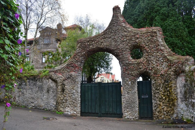 Puerta de los pájaros, Gaudí. Comillas. 