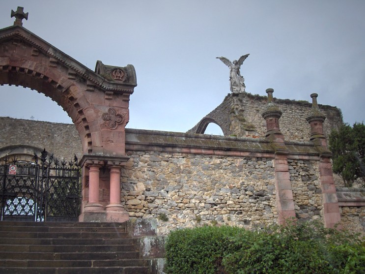 Cementerio de Comillas, España; estatua del Ángel Guardián de Joseph Llimona