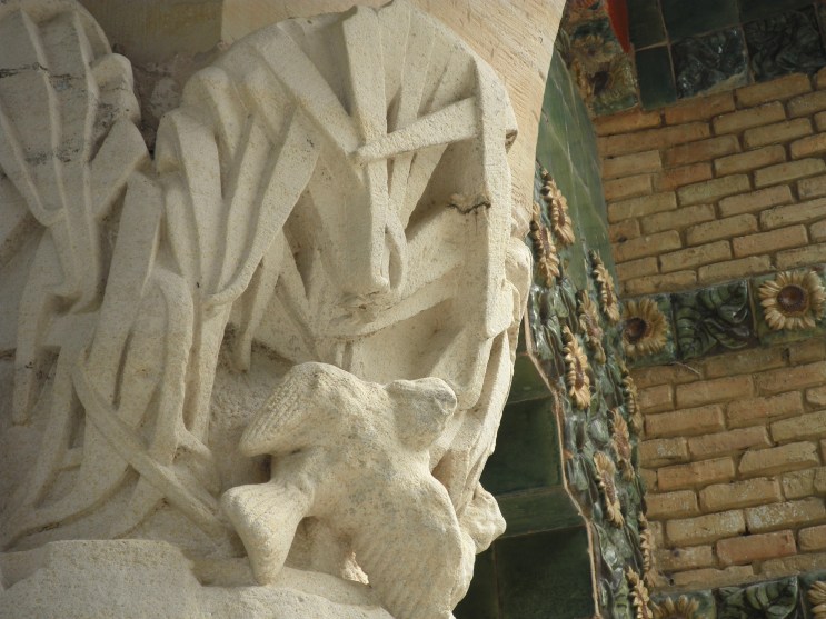 Exteriores (4). Detalle de uno de los capiteles.