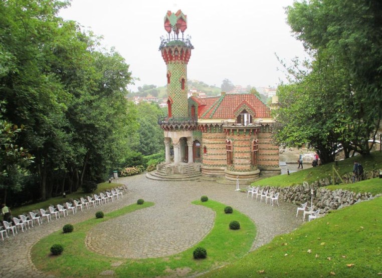 Exteriores (3). El Capricho. Detalle: Una de las terrazas da a un patio exterior, está situada justo encima de dónde antes se ubicaban las cocheras, y por eso hay una herradura dibujada, para indicar el uso que tenía antes.