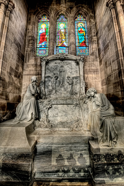 El Panteón de Don Claudio López y López y Doña Benita Díaz de Quijano (1881) Constituye un destacado ejemplo de la escultura catalana modernista en Cantabria. Las esculturas de la “Plegaria” y la “Resignación” denotan la influencia del estilo Rodin y parece relacionarse con la luz y la atmósfera que las envuelve; los tres fueron realizados por destacados escultores catalanes modernistas como Jose LLimona y Barbany y Agapito Vallmitjana.