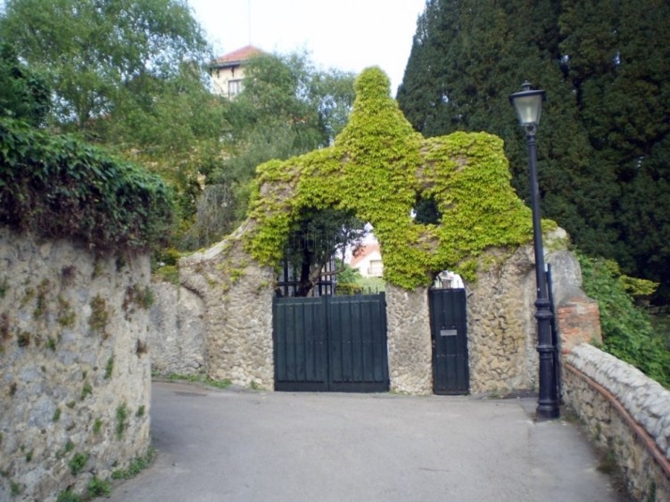 Puerta de los pájaros, Gaudí. Comillas. Leyenda: Dicen que Gaudí, en sus paseos por la playa ( se supone que no en Comillas, pues se dice que sólo la visitó una vez y de paso), observaba cómo se cruzaban las aves en sus vuelos y fue entonces cuando con su bastón comenzó a hacer dibujos en la arena, creando bocetos de lo que sería la Puerta de los Pájaros. 
