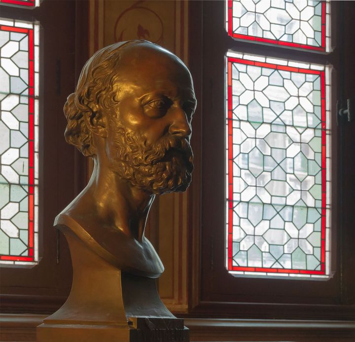 1063px-Eugène_Viollet-le-Duc_buste_Hiolle_Château_de_Pierrefonds_Oise