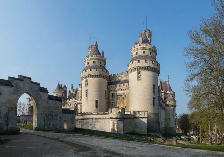 1280px-Chateau_de_Pierrefonds,_France_-_April_2012