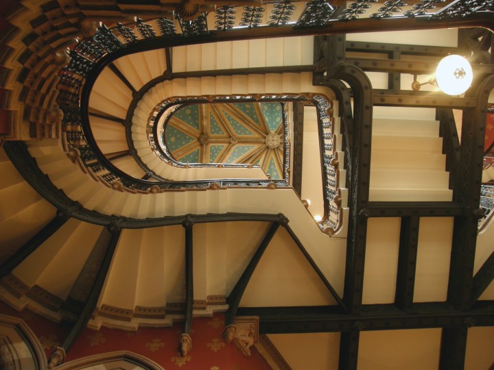 Gilbert_Scott's_staircase_inside_the_St._Pancras_Hotel