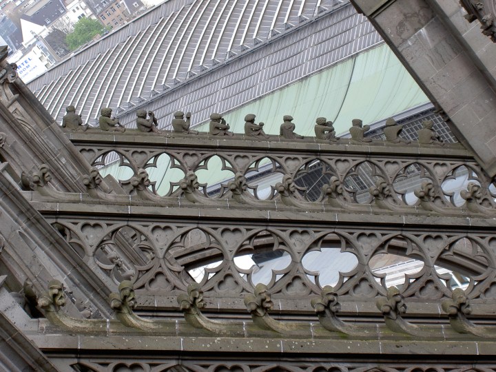 Koelner_Dom_Handwerker_auf_Strebebogen