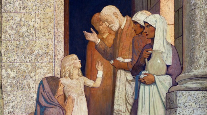 L0051531 People outside a hospital