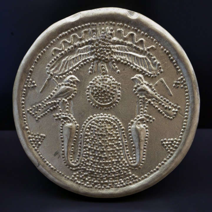 Medallón_de_Trayamar,_Necrópolis_de_Trayamar_(Algarrobo,_Málaga)